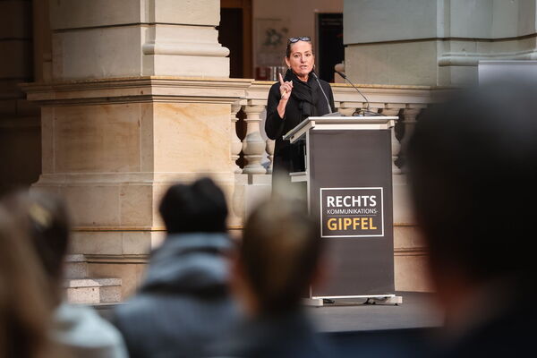 Monika Schaller, Chefkommunikatorin der Deutsche Post DHL Group, mit fünf Thesen für ein erfolgreiches Miteinander von Kommunikations- und Rechtsabteilung