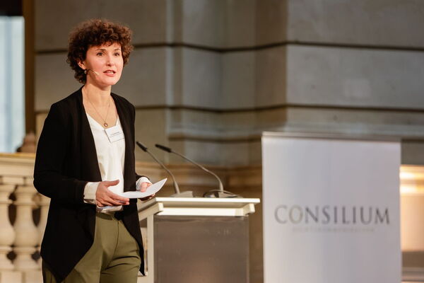 Journalistin Dr. Claudia Kornmeier übernahm die Moderation des Gipfeltages