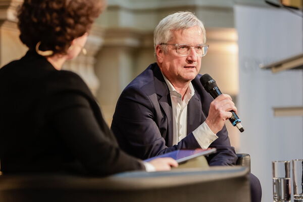 Im Bühnengespräch teilte Jörg Quoos, Gründungs­chef­redakteur der FUNKE Zentral­redaktion in Berlin, seine Erfahrungen zum Versuch der rechtlichen Einflussnahme auf seine Redaktion