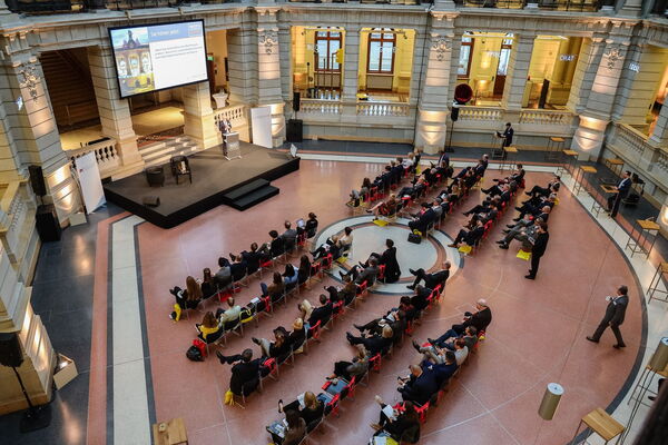 Voller Saal in einer prächtigen Location: Das Museum für Kommunikation am Gipfeltag