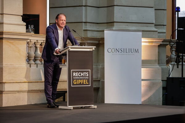 Prof. Dr. Alfred Dierlamm von DIERLAMM Rechtsanwälte, Experte für Wirtschafts-, Steuer- und Bilanzstrafrecht, referierte zum Einfluss der Medien auf das Strafverfahren